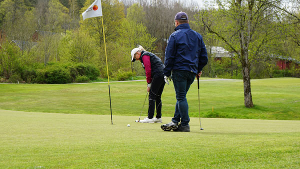 Mangler du en partner at spille golf med? Sådan finder du en